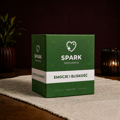 Zielone pudełko gry dla par SPARK Emocje i Bliskość na stole