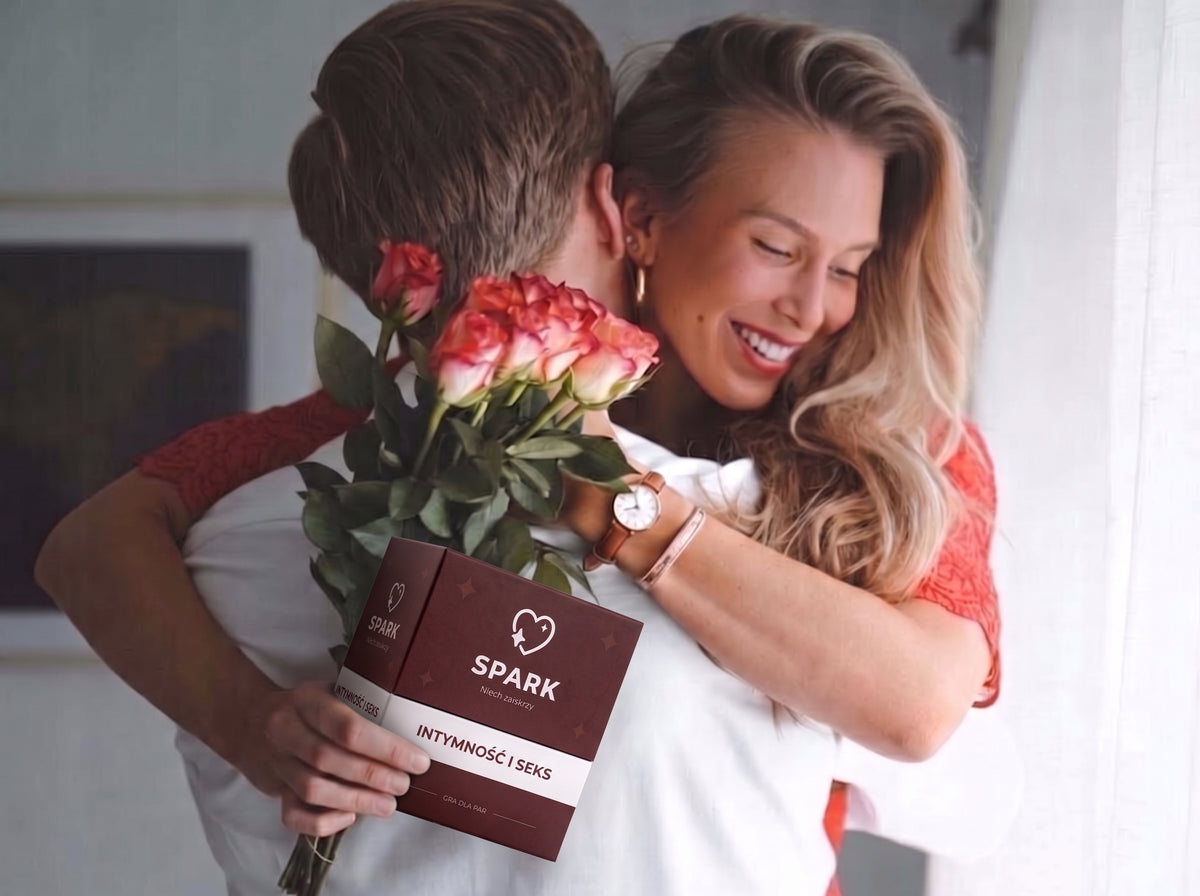 Para w uścisku z bukietem róż i pudełkiem SPARK Intymność i Seks
