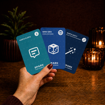 SPARK Flirt i Zabawa: rewersy trzech kart - Karta Flirtu, Mini Gra i Karta Mocy - trzymane w dłoni